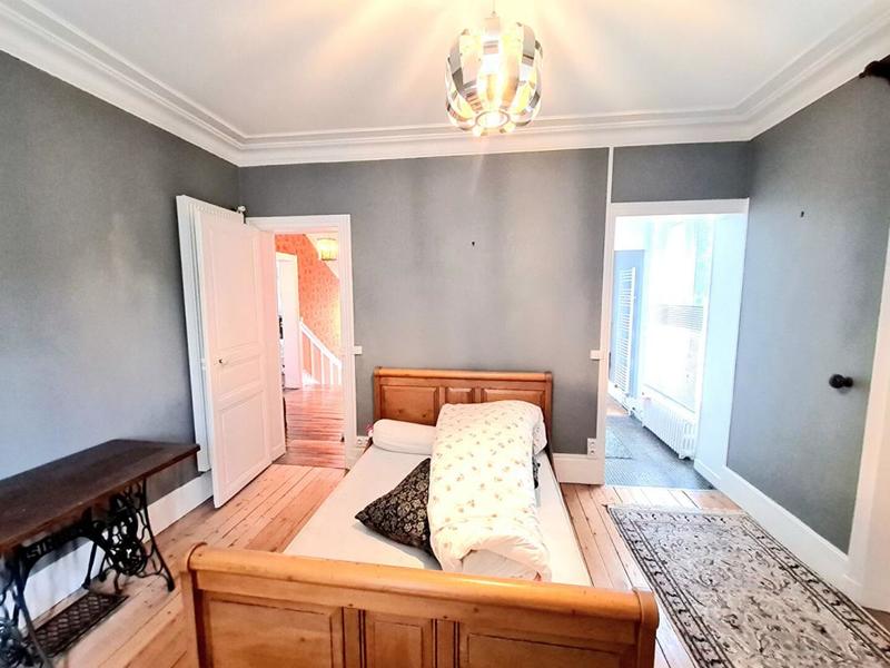 Maison - 210 m² - 6 pièces