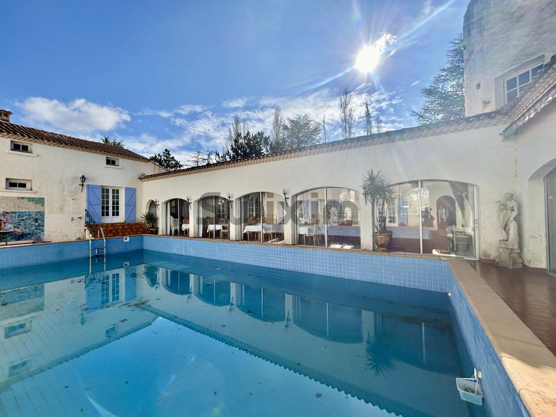 Propriété - 767 m² - 30 pièces