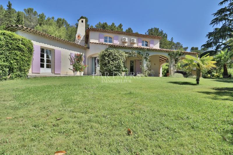 Maison - 240 m² - 9 pièces