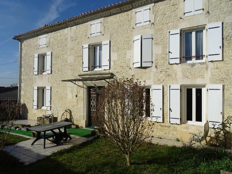 Maison en pierre - 238 m² - 8 pièces