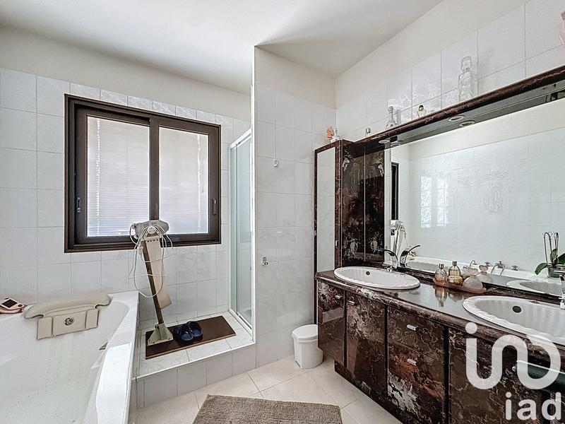 Maison - 227 m² - 8 pièces