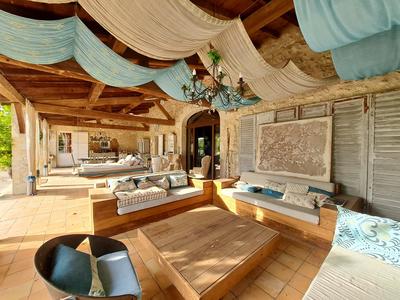 Maison - 557 m² - 16 pièces