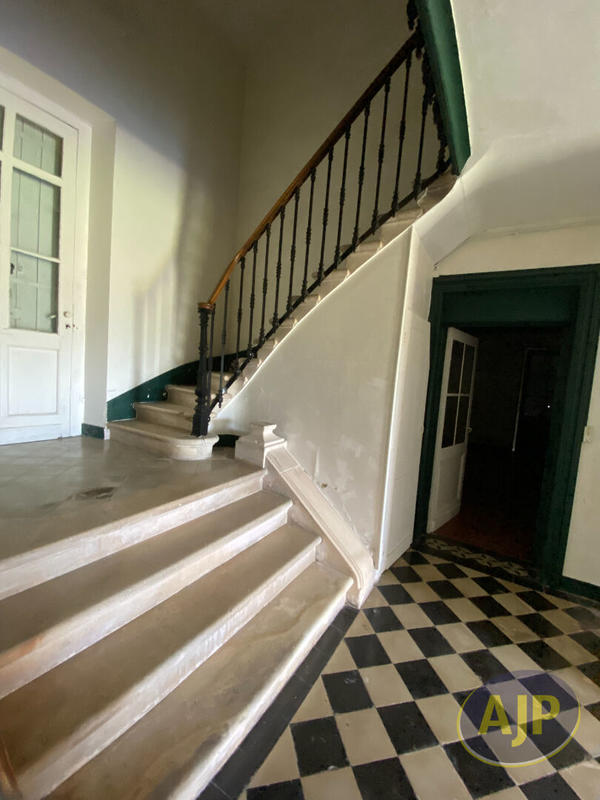 Maison - 420 m² - 8 pièces