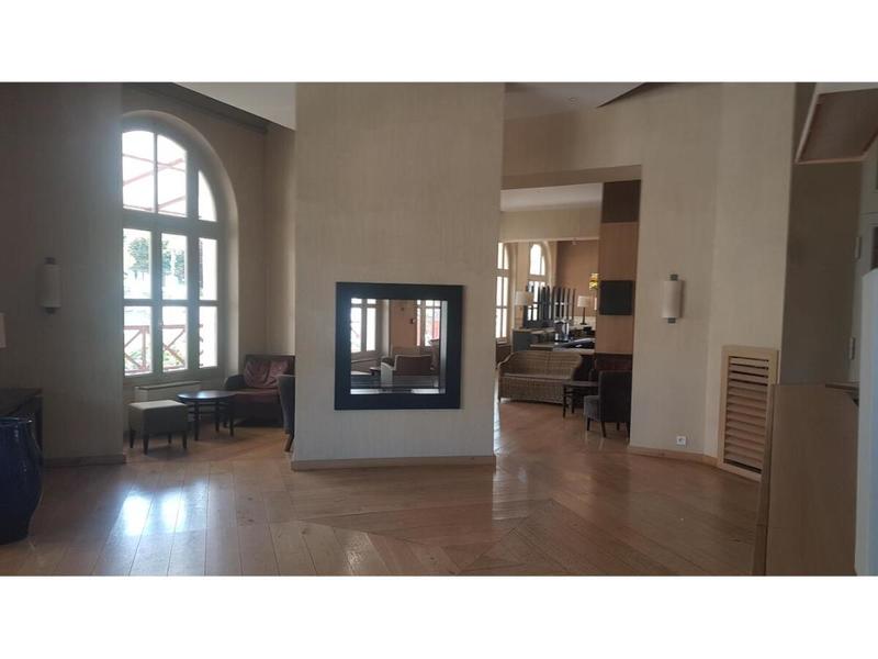 Local commercial - 2 459 m² - 70 pièces