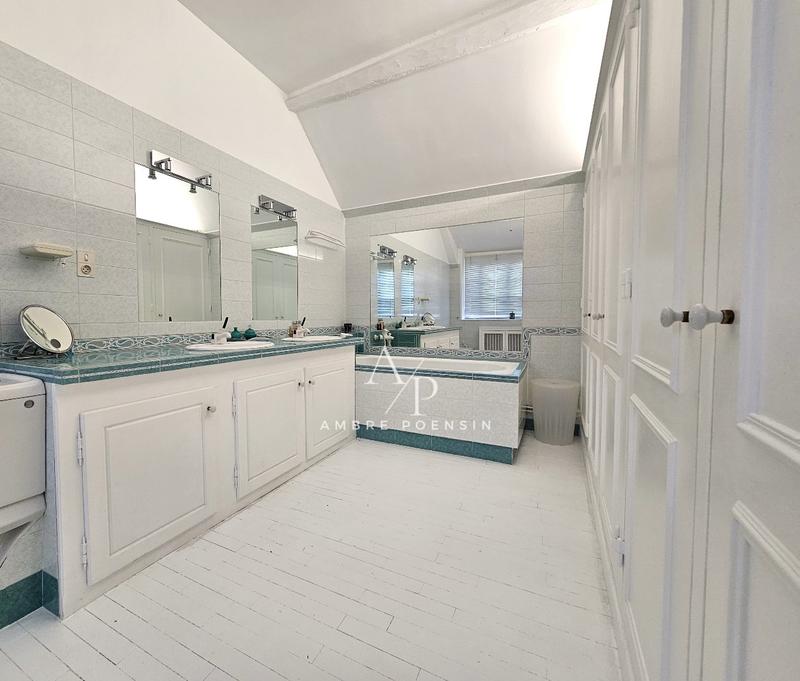 Maison - 301 m² - 9 pièces