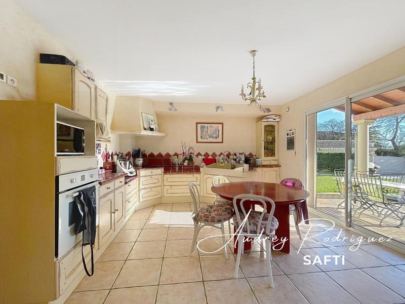 Maison - 220 m² - 8 pièces