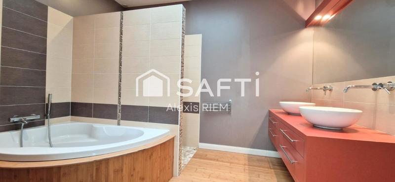 Maison - 210 m² - 6 pièces