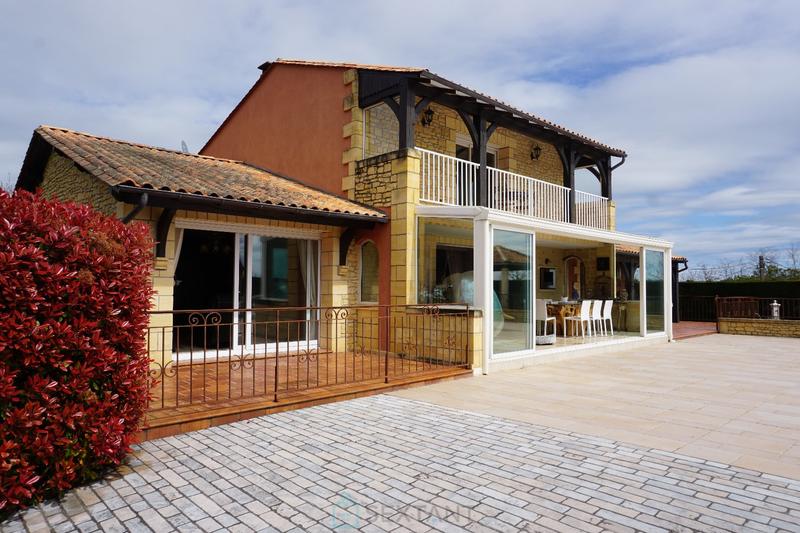 Propriété - 240 m² - 8 pièces