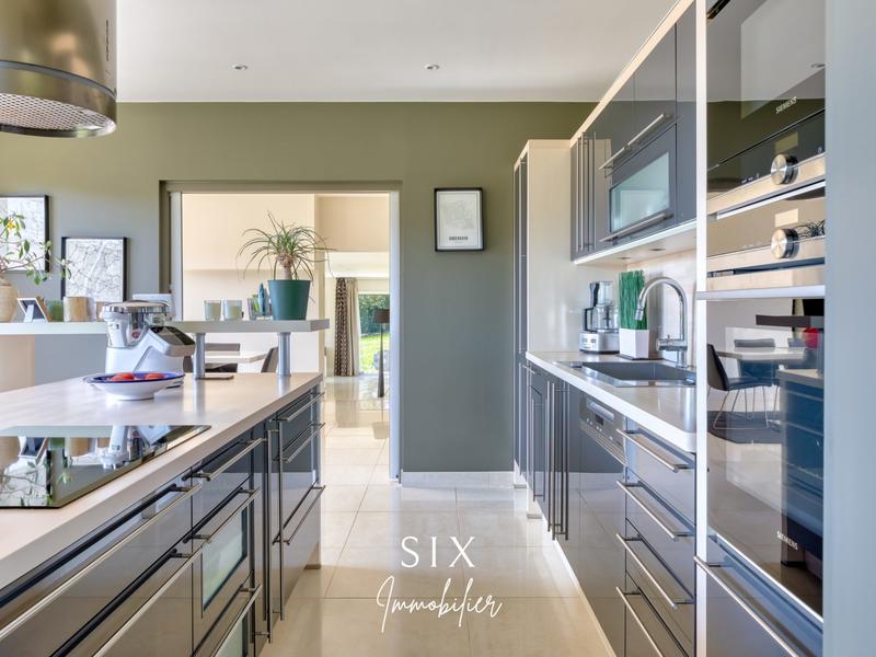 Maison - 270 m² - 9 pièces