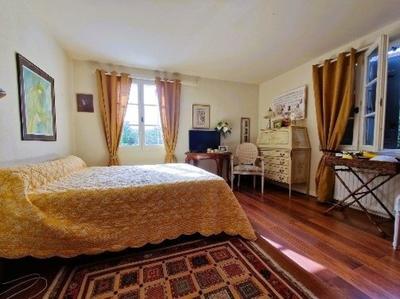 Maison - 484 m² - 12 pièces