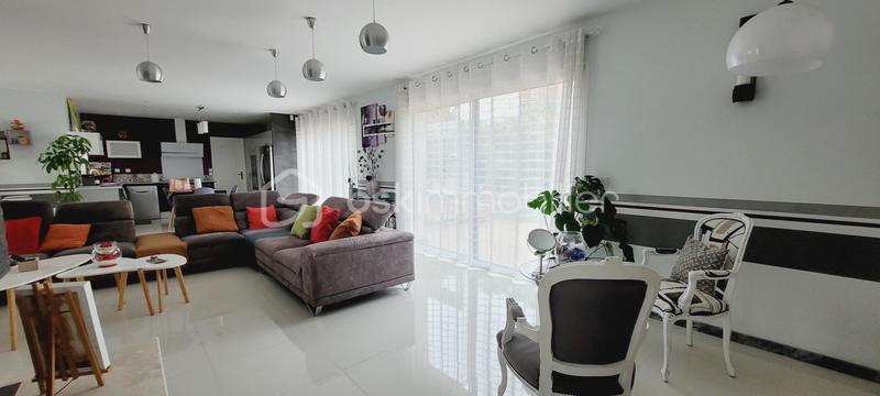 Demeure - 240 m² - 9 pièces