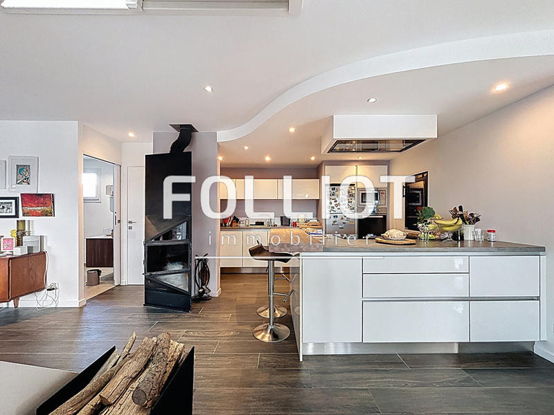 Maison - 246 m² - 11 pièces