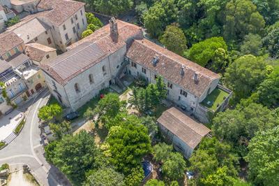 Maison - 2 000 m² - 24 pièces