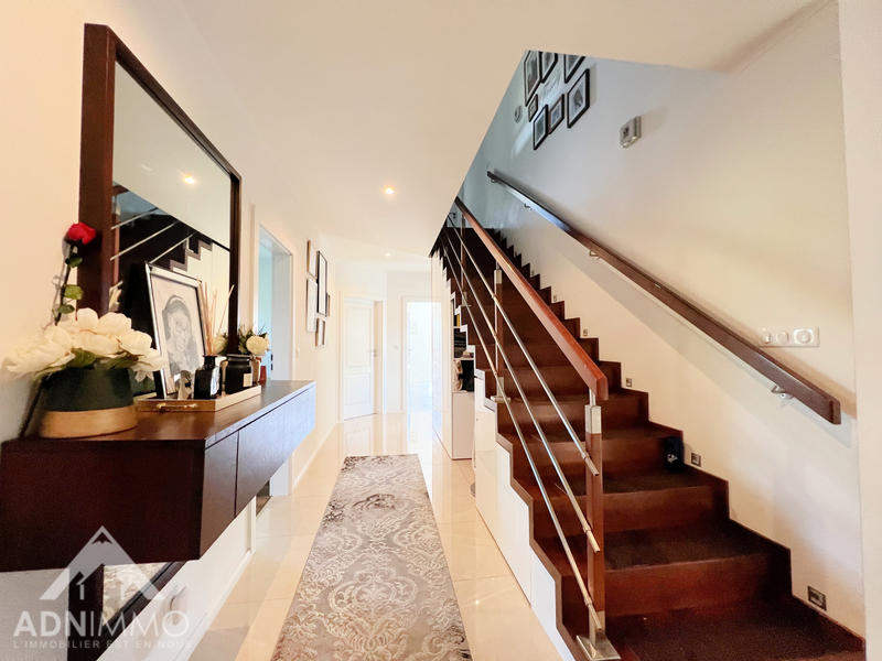 Maison - 225 m² - 7 pièces