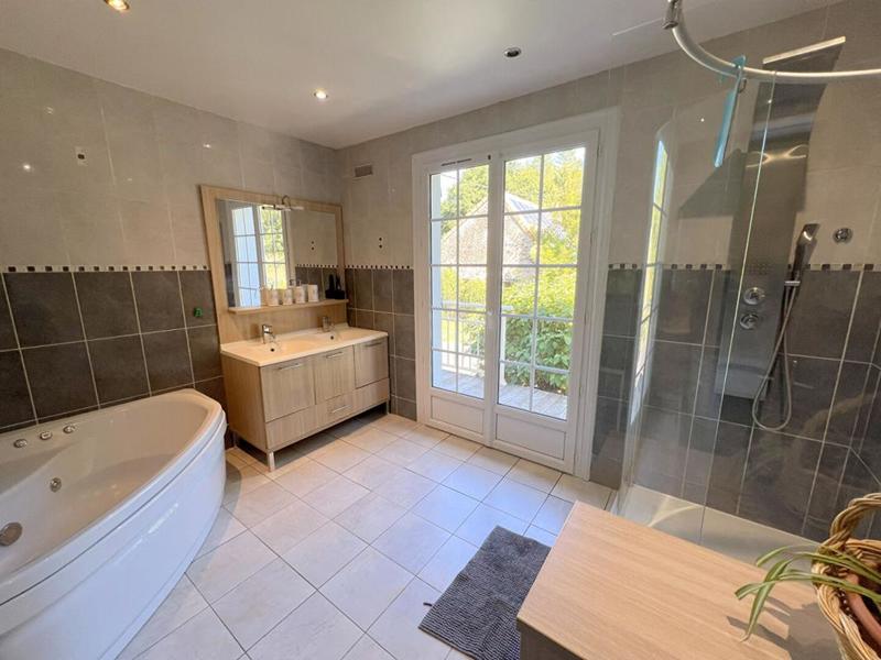 Maison - 230 m² - 9 pièces