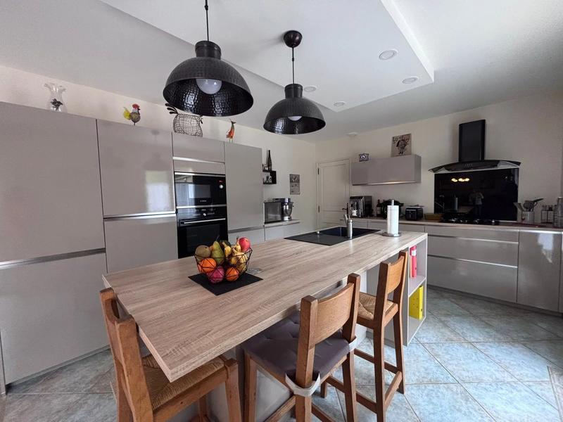 Maison - 197 m² - 8 pièces