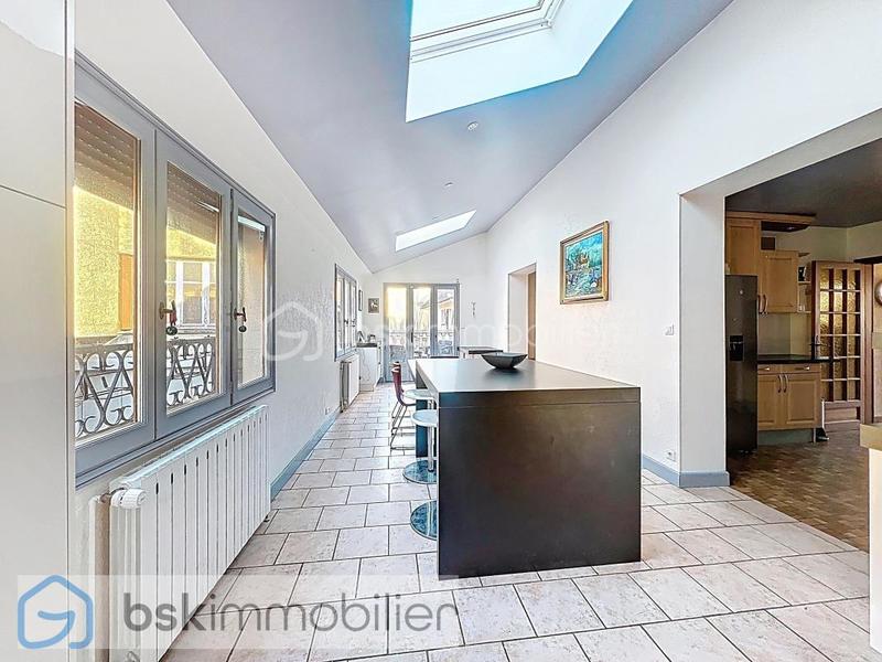 Maison traditionnelle - 215 m² - 10 pièces