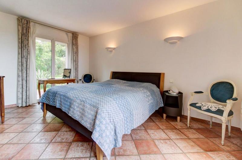 Propriété - 317 m² - 9 pièces