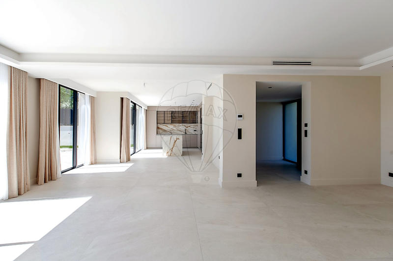 Maison - 280 m² - 8 pièces