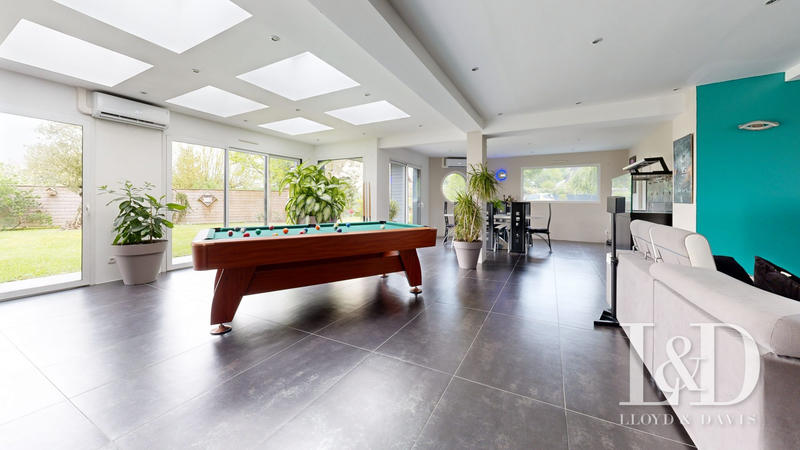 Maison contemporaine - 330 m² - 11 pièces
