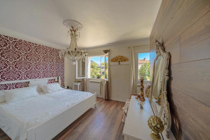 Maison - 350 m² - 6 pièces