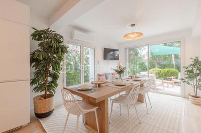 Maison - 270 m² - 11 pièces