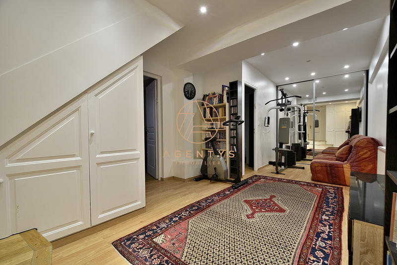 Maison - 200 m² - 8 pièces