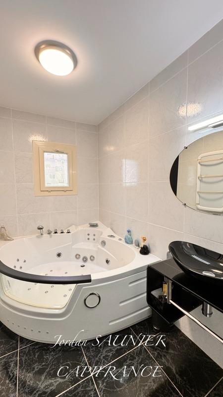 Propriété - 305 m² - 8 pièces