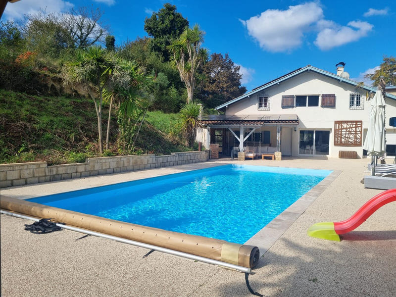 Maison - 262 m² - 8 pièces