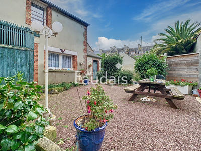 Maison - 248 m² - 10 pièces