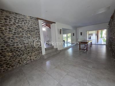 Propriété - 261 m² - 7 pièces