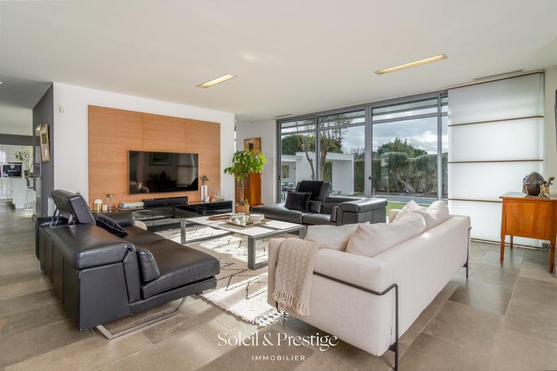 Maison - 313 m² - 8 pièces