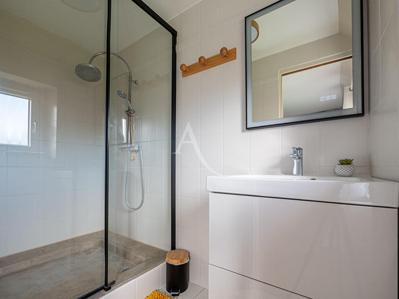 Maison - 330 m² - 8 pièces