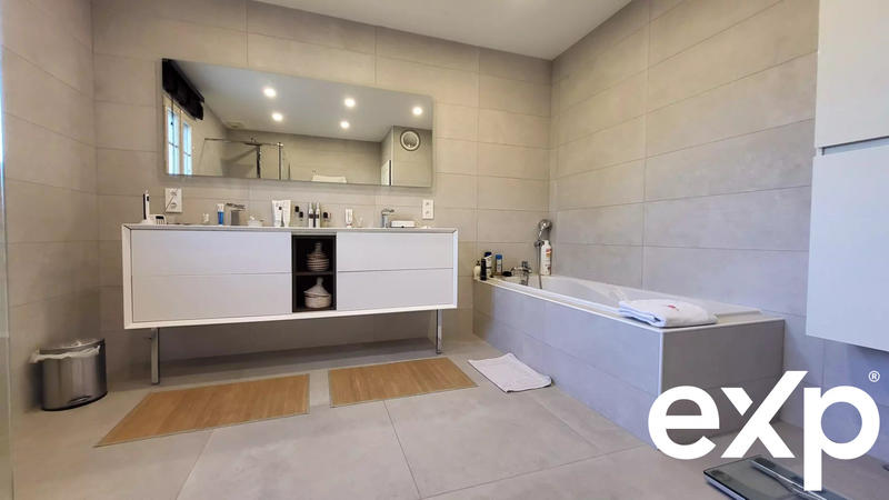 Maison - 204 m² - 5 pièces