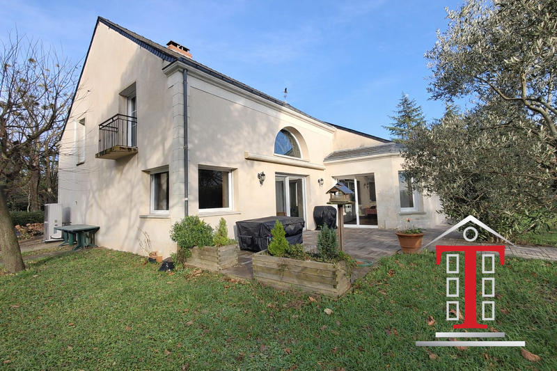 Maison traditionnelle - 240 m² - 8 pièces