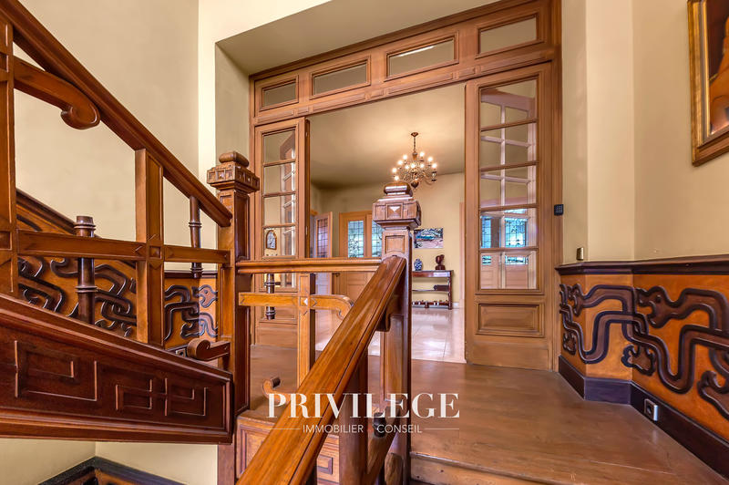 Propriété - 824 m² - 11 pièces