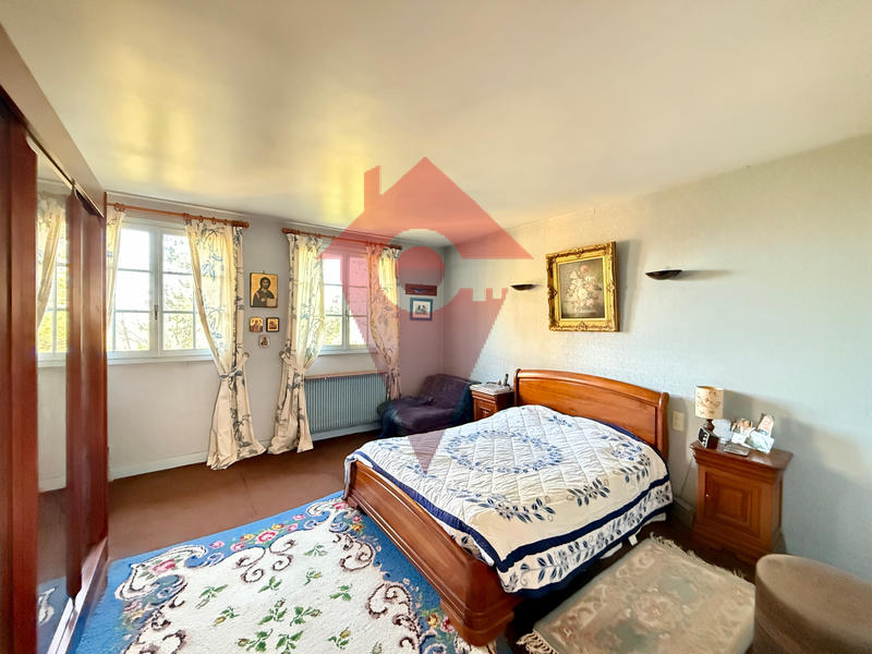 Maison - 240 m² - 9 pièces