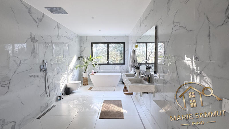 Maison contemporaine - 304 m² - 6 pièces