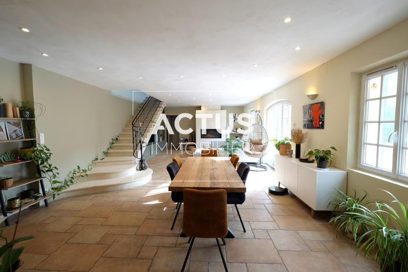 Maison - 213 m² - 7 pièces