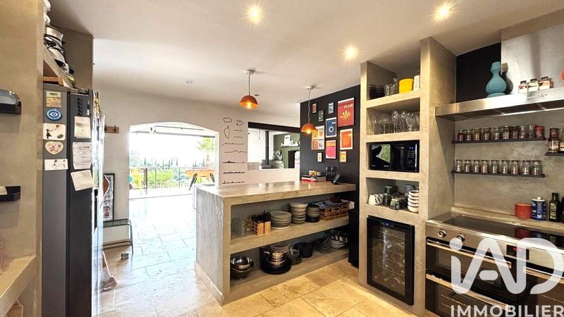 Maison - 205 m² - 7 pièces