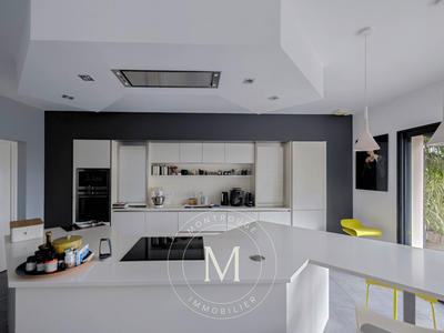 Maison - 202 m² - 8 pièces