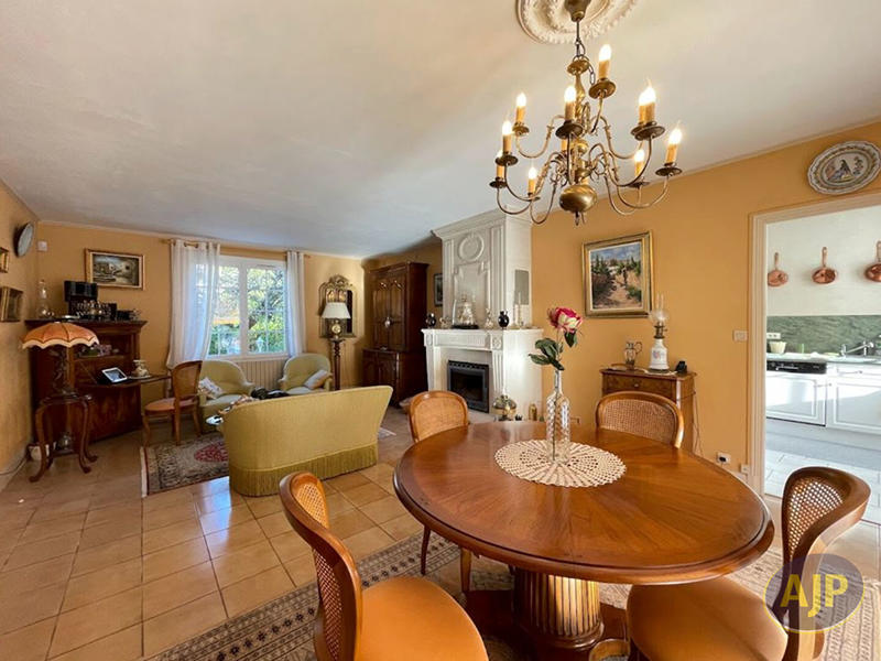 Maison - 260 m² - 8 pièces