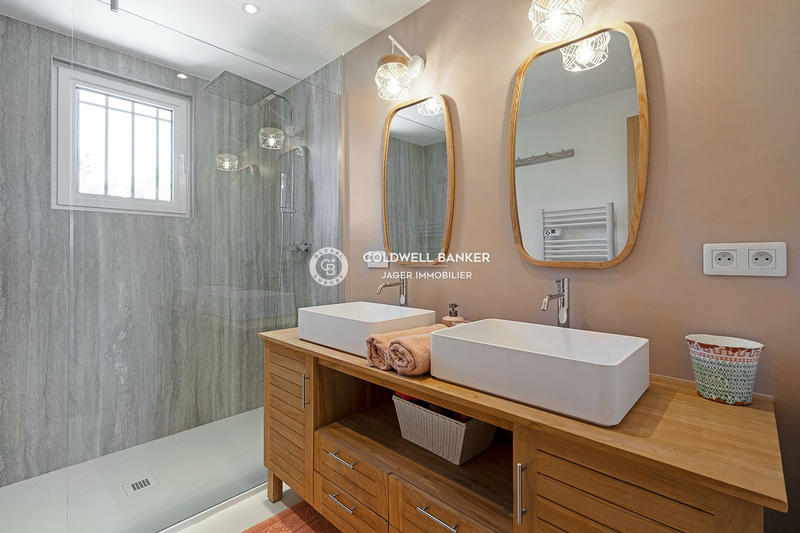 Villa - 250 m² - 5 pièces