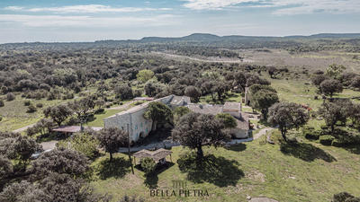 Mas - 1 650 m² - 40 pièces