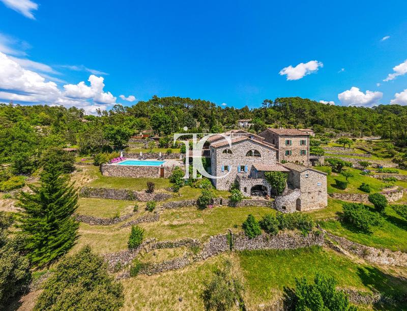 Maison - 300 m² - 12 pièces