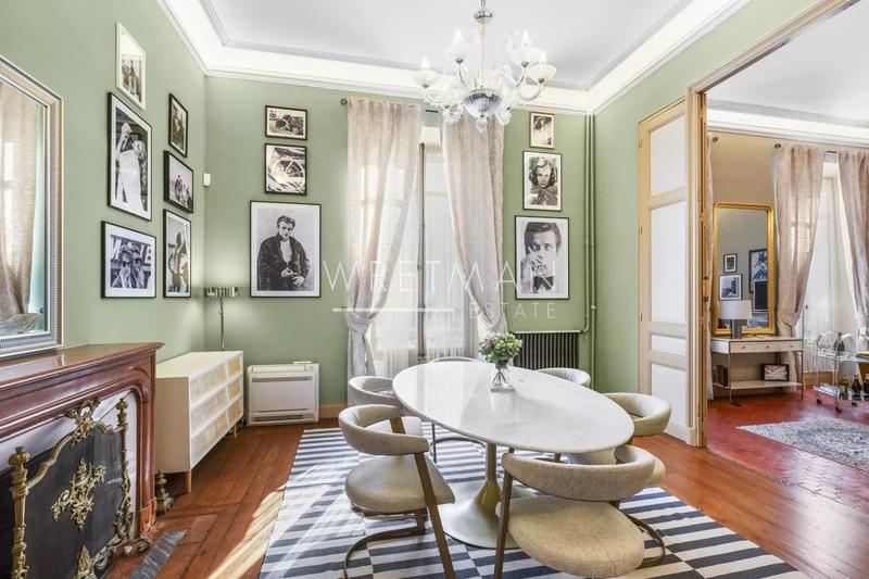 Villa - 242 m² - 9 pièces