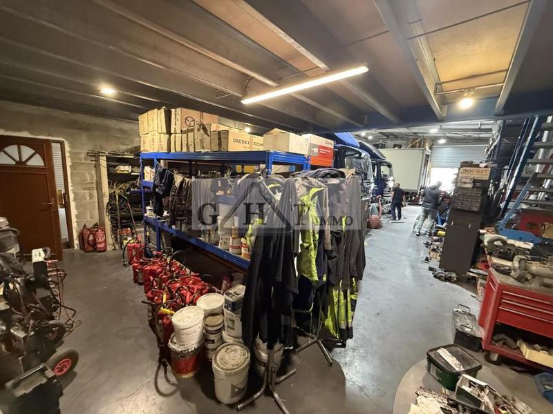 Entrepôt - 1 060 m²