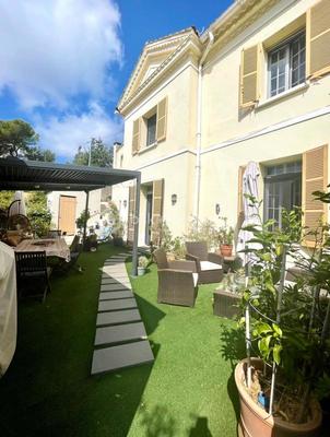 Demeure - 268 m² - 7 pièces