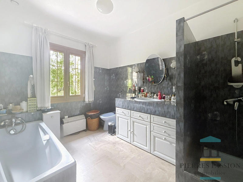 Maison - 221 m² - 7 pièces