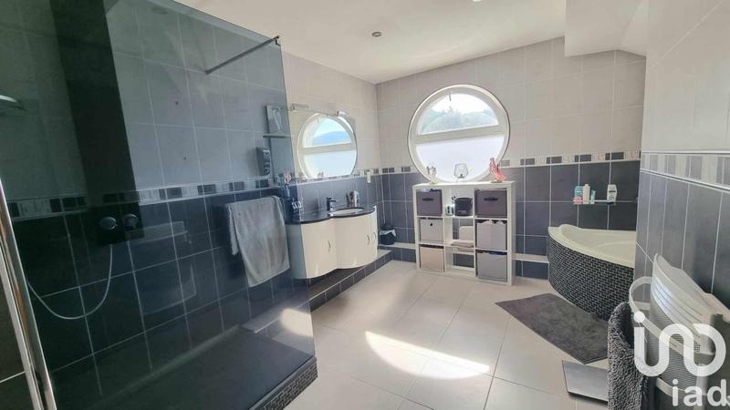 Maison - 238 m² - 6 pièces